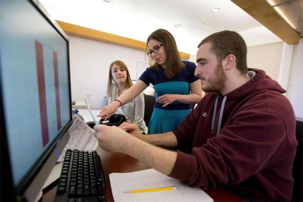  Temple faculty points out the path to success to CST students.